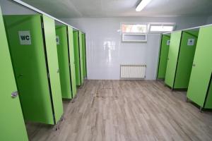 a row of green lockers in an empty room at Kampaoh Ruiloba in Liandres