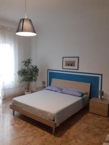 1 dormitorio con 1 cama y una maceta en Scala Apartment, en Florencia