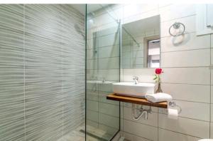 伊拉克利翁鎮的住宿－The Holiday House 3，一间带水槽和镜子的浴室