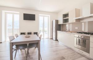 A kitchen or kitchenette at La Terrazza di Walter