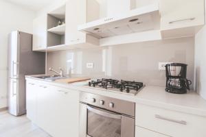 A kitchen or kitchenette at La Terrazza di Walter
