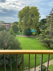 een balkon met uitzicht op een park bij Appartement La Pensée in Mandelieu-la-Napoule