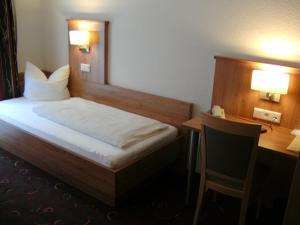 Tempat tidur dalam kamar di Hotel garni Fuchs