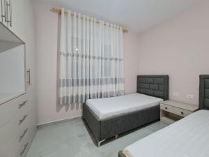 - une petite chambre avec un lit et une fenêtre dans l'établissement Alvi apartment, à Golem