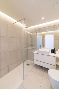 uma casa de banho com um chuveiro, um lavatório e um WC. em Lusíadas 53 5 D - Beautiful River View em Lisboa