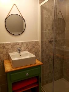 een badkamer met een wastafel en een douche bij Gîte Le Passage 133 in Clavières-dʼOutre