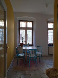 a dining room with a table and chairs at Ferienwohnung im Süden in Görlitz