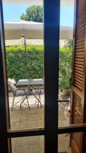 uma mesa e um banco do lado de fora de uma porta em Il Bagnolo em Palazzo
