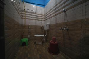 ein kleines Badezimmer mit Toilette und Dusche in der Unterkunft Selvasi Beach Cottage in Auroville