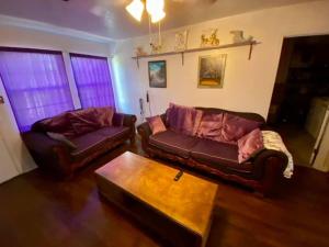 Posezení v ubytování QUICK 1 mile to Ft Sill! Wizard Cottage sleeps 5 adults & Pets Welcome!