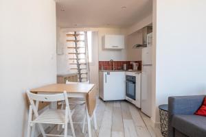 een kleine keuken met een tafel en stoelen in een kamer bij Duplex, vue mer, proche du centre ville, 4P in Toulon