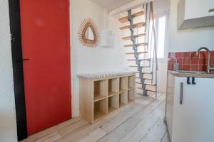een rode deur in een keuken met een trap bij Duplex, vue mer, proche du centre ville, 4P in Toulon