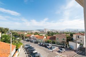 een stadsstraat met auto's geparkeerd op een parkeerplaats bij Duplex, vue mer, proche du centre ville, 4P in Toulon