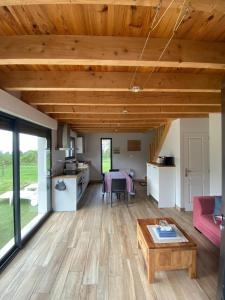 salon z kanapą i stołem w obiekcie Le Gîte d 'Emma en Vallée d'Ossau w mieście Bescat