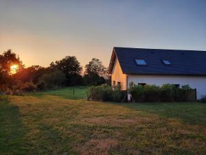 Východ nebo západ slunce při pohledu z apartmánu nebo okolí