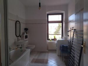 uma casa de banho com uma banheira, um WC e um lavatório. em Ferienwohnung im Süden em Görlitz