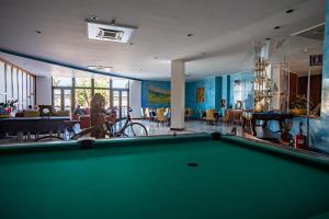 a pool table in the middle of a living room at Best Western Hotel Nettuno in Brindisi