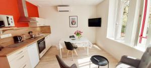 Zdjęcie z galerii obiektu Studio meublé - Entrée SPA incluse w mieście Bourbon-Lancy