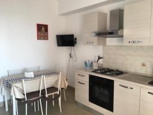 A kitchen or kitchenette at Frank Sinatra - Appartamento vicino Taormina