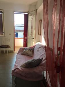 uma cama com duas almofadas num quarto em Frank Sinatra - Appartamento vicino Taormina em SantʼAlessio Siculo