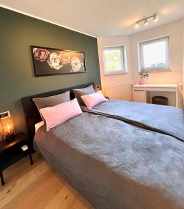 En eller flere senge i et værelse på Luxus Ferienhaus Erzgebirge in Alleinlage
