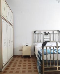1 dormitorio con 1 cama y vestidor en Da nonna Maria, en San Salvo