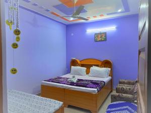 Cette chambre comprend un lit avec un mur violet. dans l'établissement The Gangotri Homestay By Preet rS, à Barkot