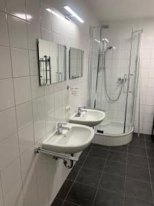 een badkamer met 2 wastafels en een douche bij Obertauern Fewo Top 12 by Kamper in Obertauern