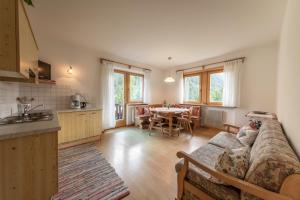 cocina y sala de estar con sofá y mesa en Haus Adlerhorst, en Ultimo