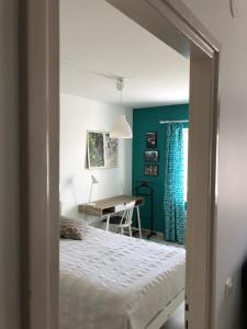 um quarto com uma cama e uma secretária em Jokioinen-Forssa apartment 48m2 em Jokioinen