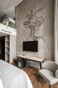 a bedroom with a wall mural of a tree at Suryaa Hotel Pinhais, Curio Collection by Hilton in Pinhais