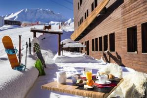 een dienblad met eten op een tafel in de sneeuw bij Hôtel La Plagne Le Terra Nova in La Plagne