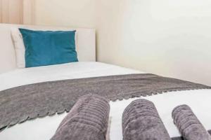 Uma cama ou camas num quarto em Spacious Apartment Alameda