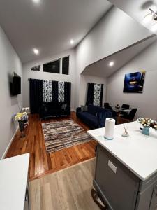 SPRINGVIEW HOMES 12MINS FROM EWR & 3 MINS FROM UNIVERSITY HOSPITAL的电视和/或娱乐中心