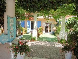 a house with a sign that reads enter this way at Chez Louis in Les Issambres