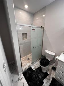 SPRINGVIEW HOMES 12MINS FROM EWR & 3 MINS FROM UNIVERSITY HOSPITAL的一间浴室