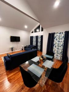 纽瓦克SPRINGVIEW HOMES 12MINS FROM EWR & 3 MINS FROM UNIVERSITY HOSPITAL的带沙发和桌子的客厅