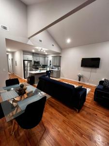 SPRINGVIEW HOMES 12MINS FROM EWR & 3 MINS FROM UNIVERSITY HOSPITAL的电视和/或娱乐中心