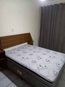 Katil atau katil-katil dalam bilik di Apartamento próximo ao mar!