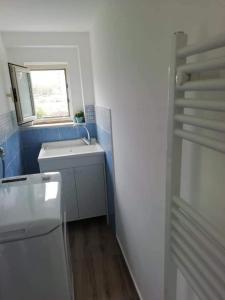 uma pequena casa de banho com um lavatório e uma janela em Serendipity em Catânia