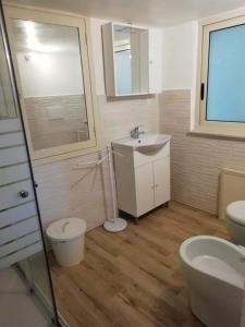 uma casa de banho com um WC e um lavatório em Serendipity em Catânia