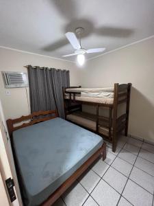 Katil dua tingkat atau katil-katil dua tingkat dalam bilik di Apartamento próximo ao mar!