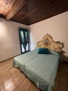 a bedroom with a bed with a headboard and a window at Camera graziosa in Albinia