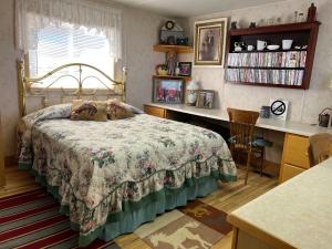 Schlafzimmer mit einem Bett und einem Schreibtisch in der Unterkunft JMA Bunkhouse in Riverton