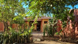 a house with a garden in front of it at Free Soul House - Localização ideal no centrinho in Alto Paraíso de Goiás