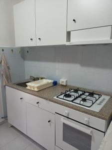 una cucina con piano cottura e piano di lavoro di Appartamento di 70mq arredato a 600m dal Mare a Scalea