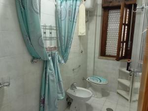 un piccolo bagno con lavandino e servizi igienici di Appartamento di 70mq arredato a 600m dal Mare a Scalea