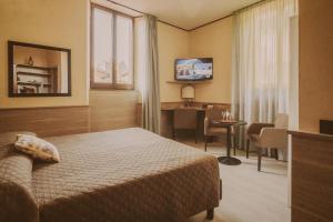 A television and/or entertainment centre at Hotel Valentino Centro Storico