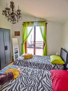 - une chambre avec 2 lits et une fenêtre dans l'établissement CASA ACAMPORA, à Sorrente