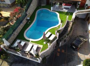 - une vue sur la piscine dans la cour dans l'établissement CASA ACAMPORA, à Sorrente